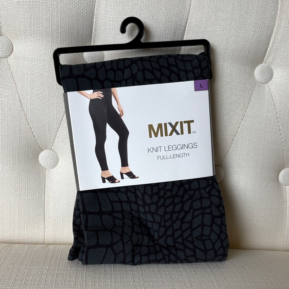 Mixit Black & Gray Crocodile Patterned Knit Leggings